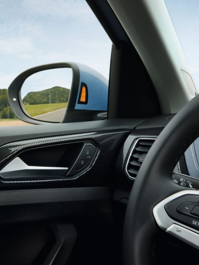 Detalle de un espejo retrovisor de un Volkswagen T-Cross visto desde el interior