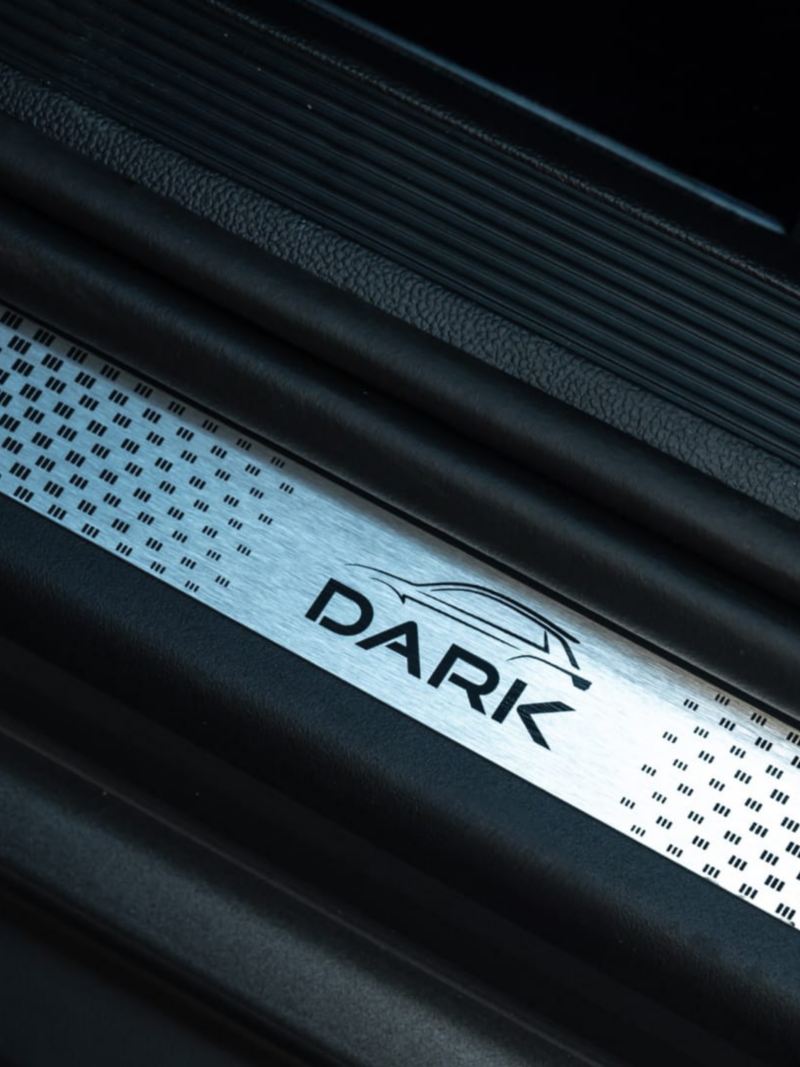 Detalle del logo Dark en la parte baja de la puerta de un Volkswagen T-Roc