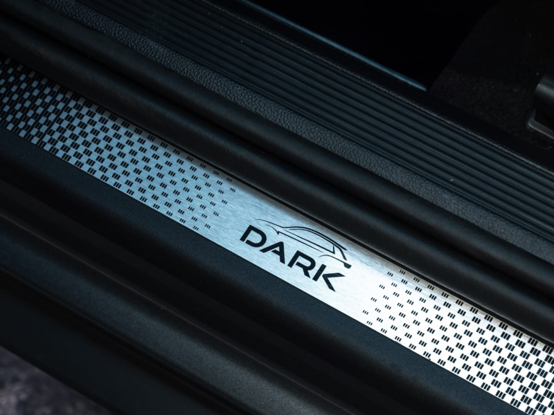 Detalle del logo Dark en la parte baja de la puerta de un Volkswagen T-Roc