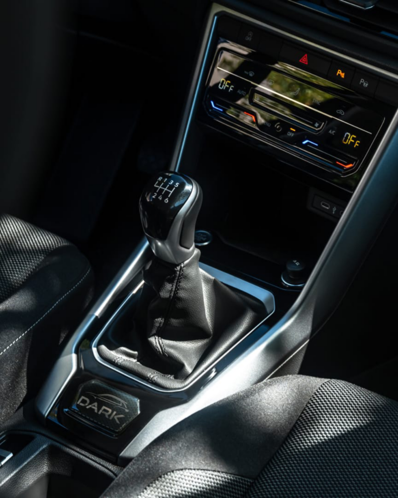 Detalle de la palanca de cambios y el salpicadero de un Volkswagen T-Roc Dark