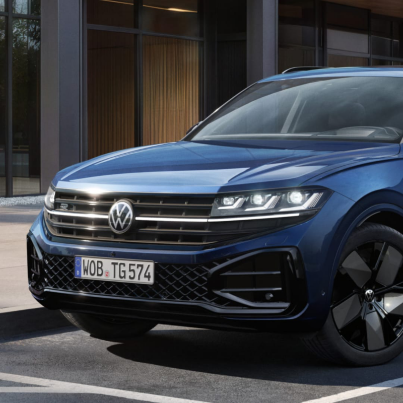 Vista delantera de los faros de un Volkswagen Touareg Final Edition de color azul oscuro estacionado en la calle