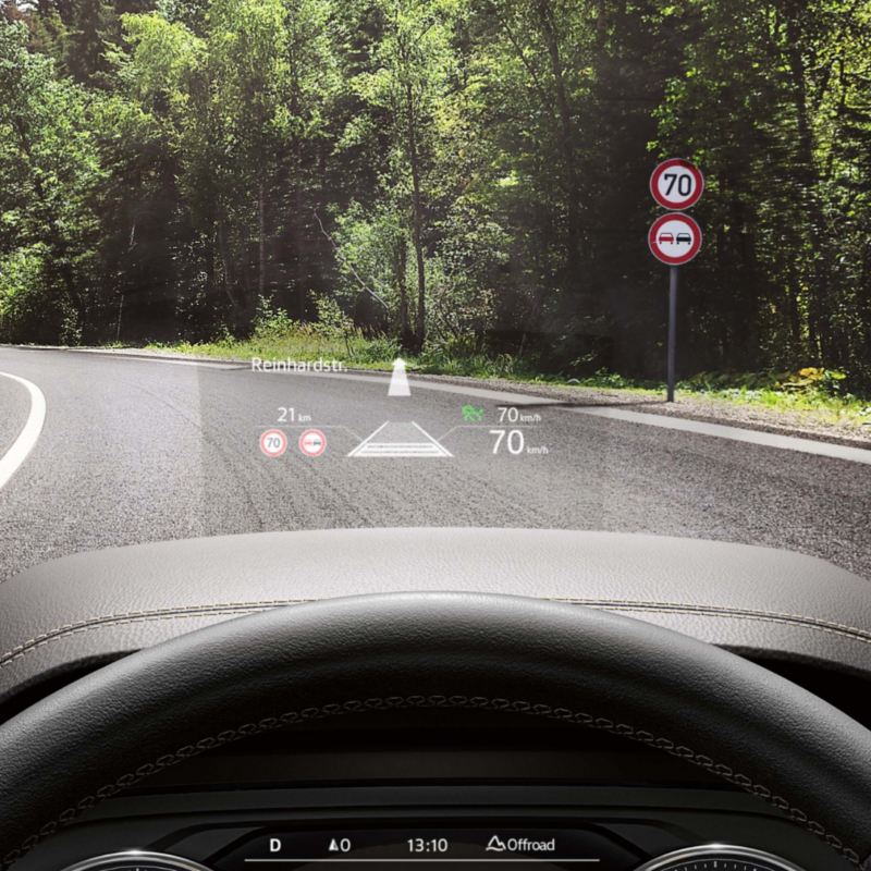 Pantalla de visualización frontal del Volkswagen Touareg en carretera