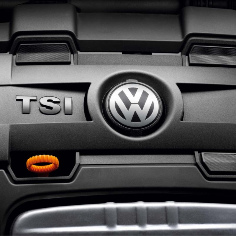 Motor TDI de un Volkswagen visto desde arriba con reflejos de luz