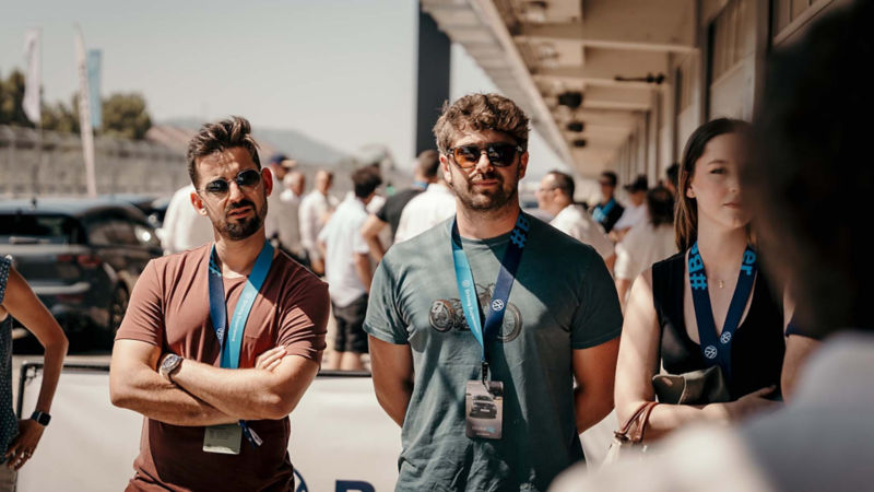 Personas en el Driving Experience con el logo de Calendario