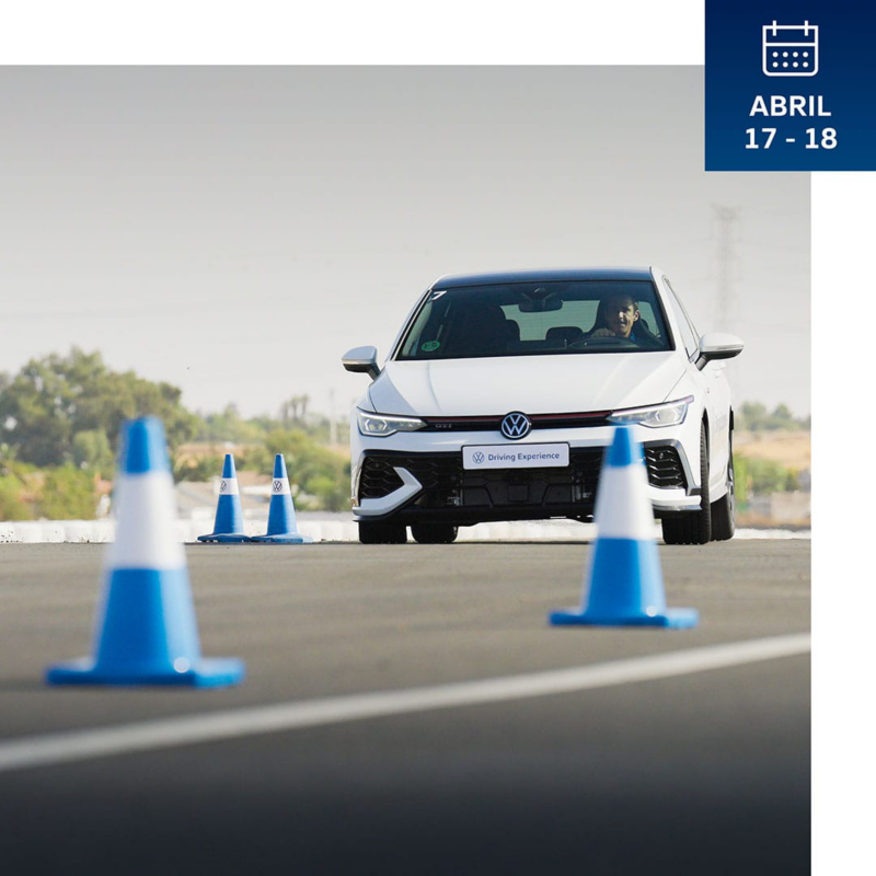 Un Volkswagen circulando por el Driving Experience Sevilla