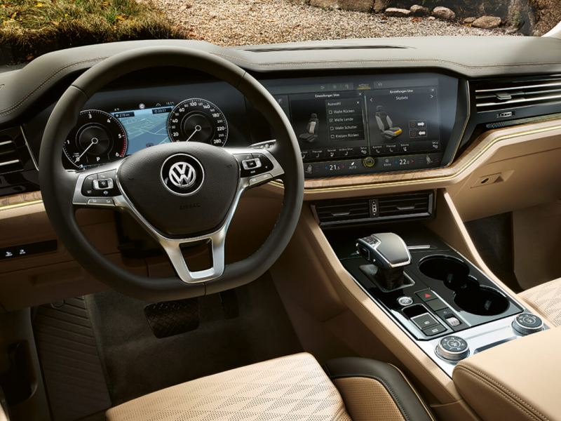 Primer plano del volante y el Innovision cockpit del Volkswagen Touareg