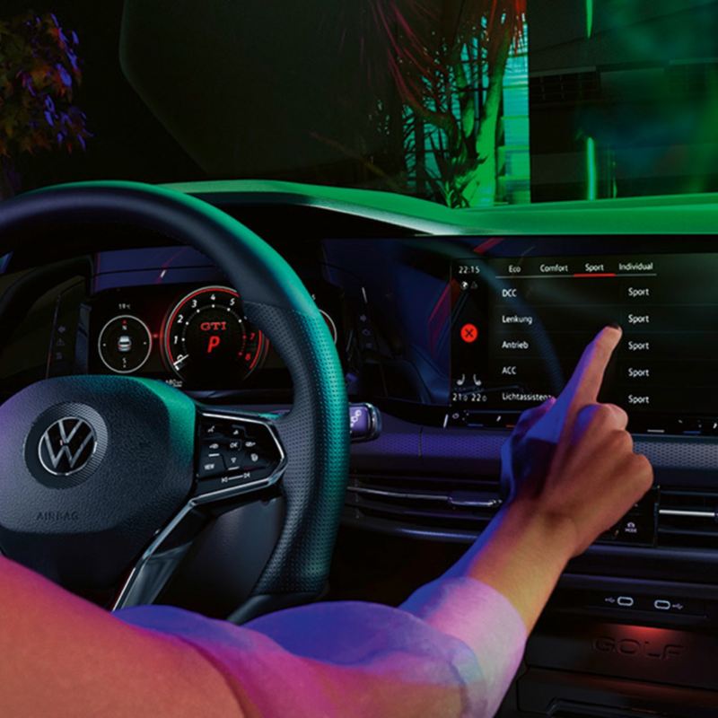 Detalle de la mano de un conductor usando We Connect en un Volkswagen Golf 8 GTI