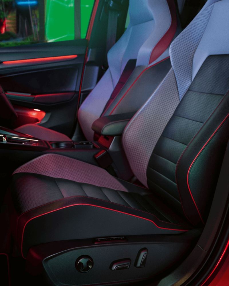 Detalle de los asientos delanteros de un Volkswagen Golf 8 GTI