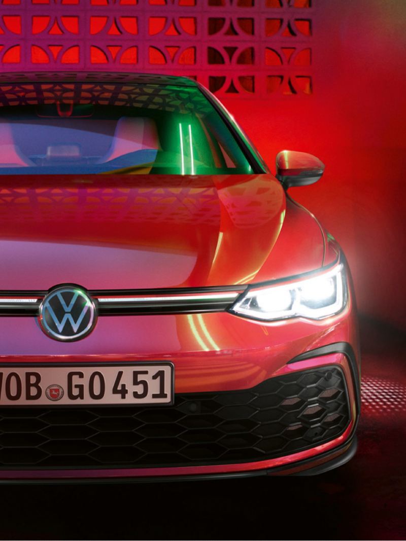 Detalle de los faros de un Volkswagen Golf 8 GTI rojo
