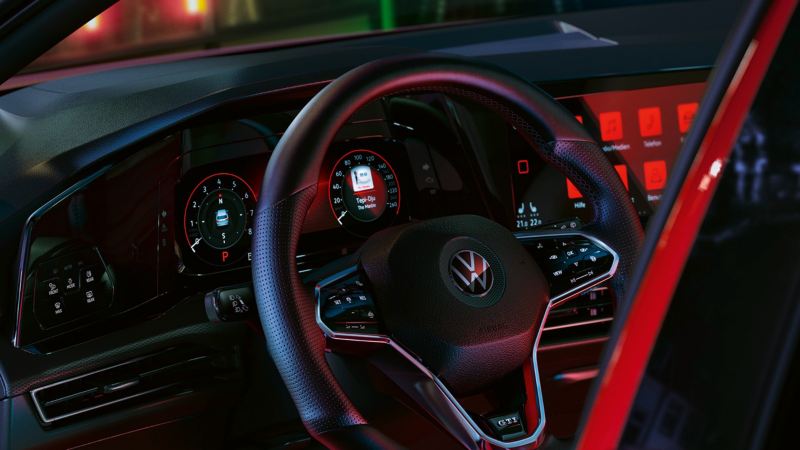 Detalle del volante de un Volkswagen Golf 8 GTI