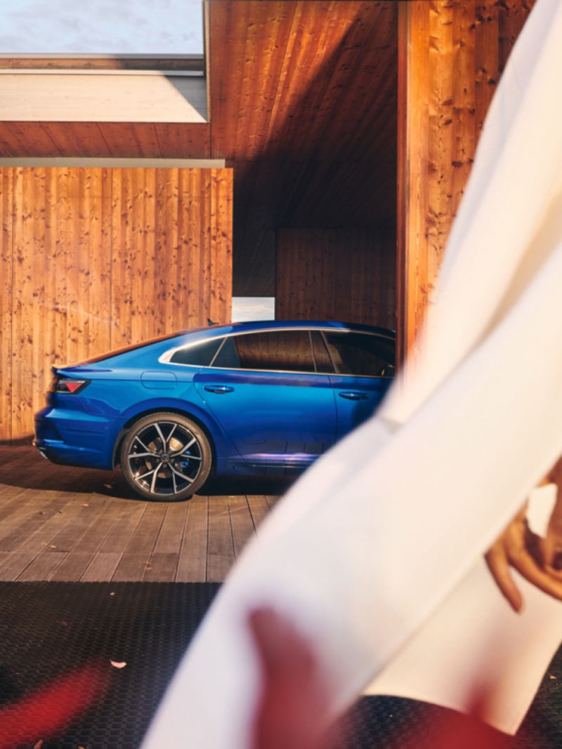 Vista lateral del Nuevo Volkswagen Arteon R azul