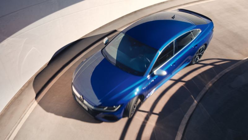 Vista superior de un Nuevo Volkswagen Arteon R azul