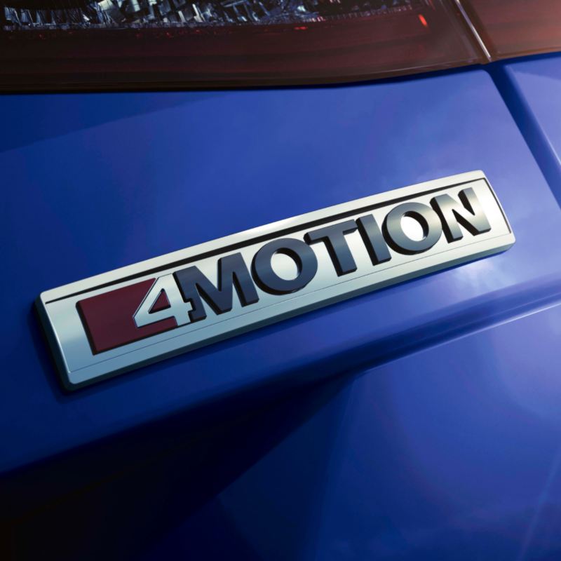 Detalle del logotipo de 4Motion de un Volkswagen