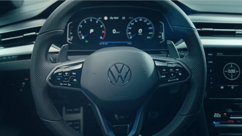 Primer plano del volante multifunción del Nuevo Volkswagen Arteon R