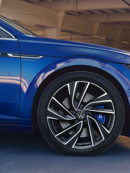 Detalle del costado y la llanta delantera de un Volkswagen Arteon Shooting Brake R azul