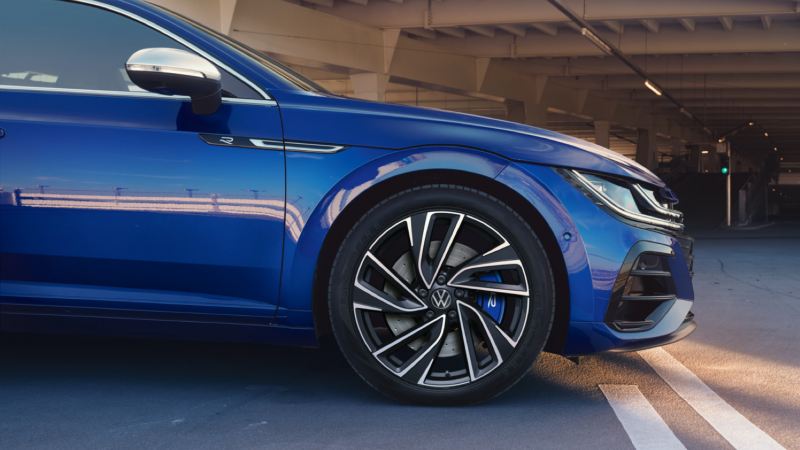 Detalle del costado y la llanta delantera de un Volkswagen Arteon Shooting Brake R azul