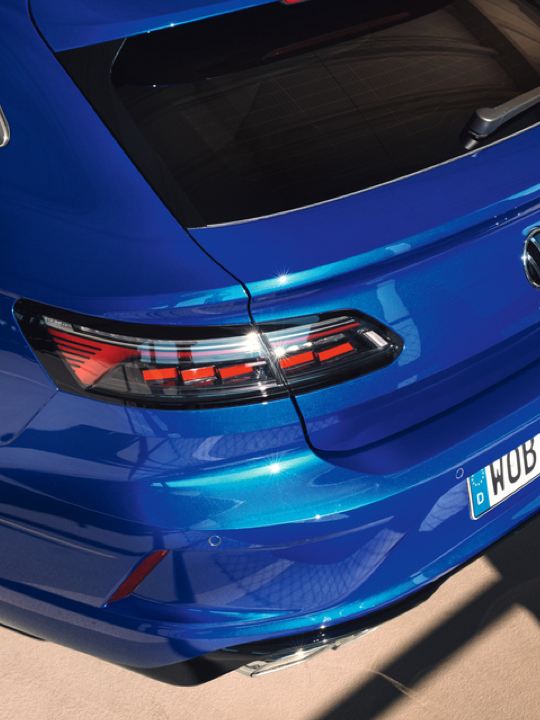 Detalle de la parte trasera de un Nuevo Volkswagen Arteon Shooting Brake R azul