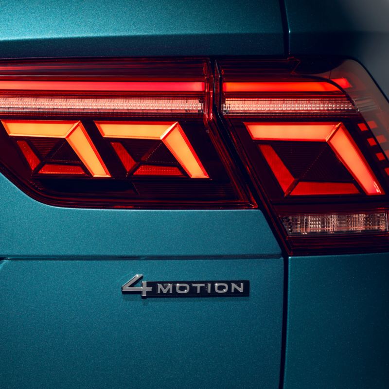 Detalle del logotipo de 4Motion junto al piloto trasero de un Volkswagen