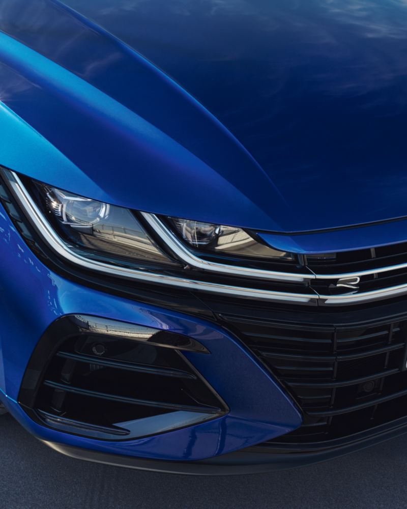 Vista de detalle de los faros LED de un Nuevo Volkswagen Arteon R azul