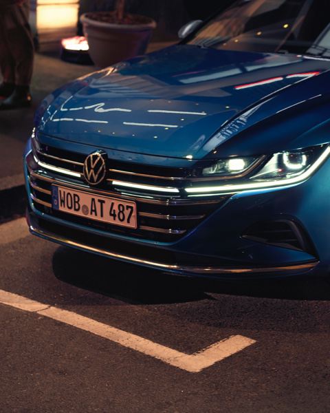Vista del frontal del Nuevo Volkswagen Arteon R azul de noche