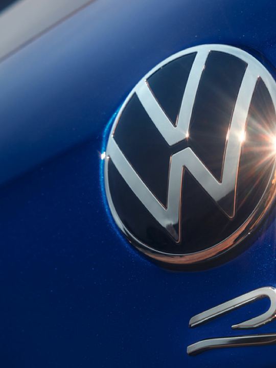 Detalle del logo de Volkswagen y de la gama R en un Tiguan azul