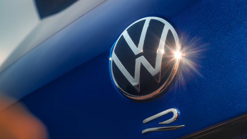 Detalle del logo de Volkswagen y de la gama R en un Tiguan azul