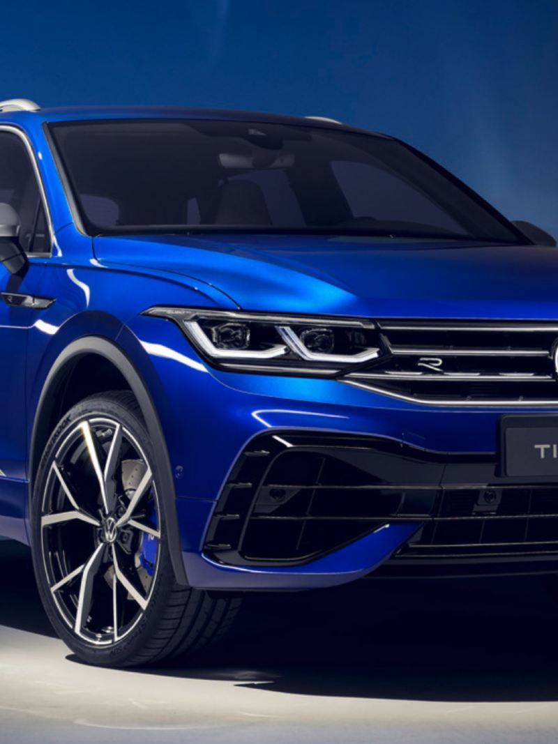 Volkswagen Tiguan azul eléctrico visto de frente con fondo azul
