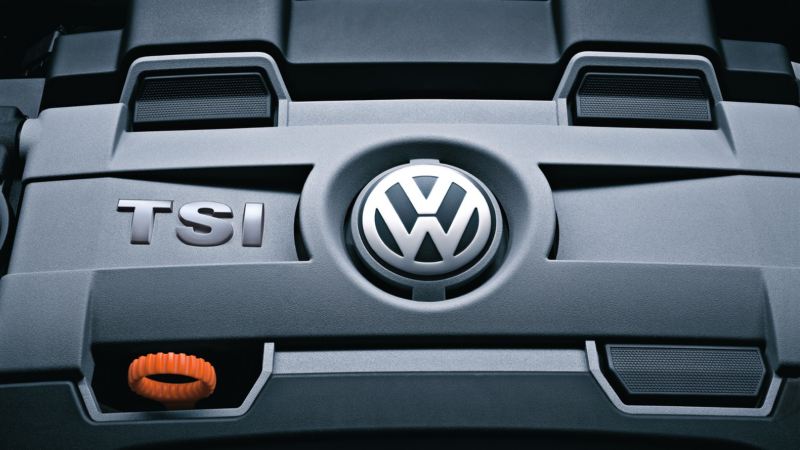 Motor TSI de Volkswagen en la penumbra visto desde un ángulo frontal