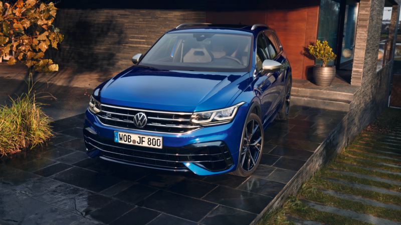 Volkswagen Tiguan R azul visto de frente aparcado en un casa
