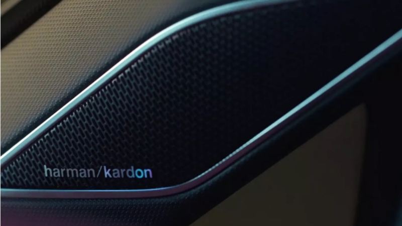 Detalle de un altavoz en la puerta de un Volkswagen Tiguan R del sistema de sonido Harman Kardon