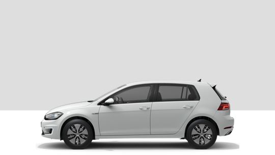 Volkswagen e-Golf visto de costado sobre un fondo gris
