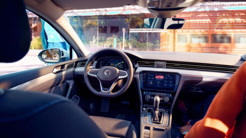Vista interior del puesto de conducción del Volkswagen Passat Variant GTE
