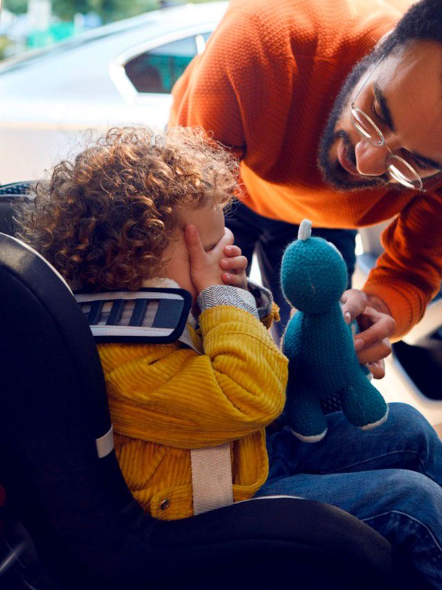 Niño con su padre en el asiento trasero de un Volkswagen Passat Variant GTE