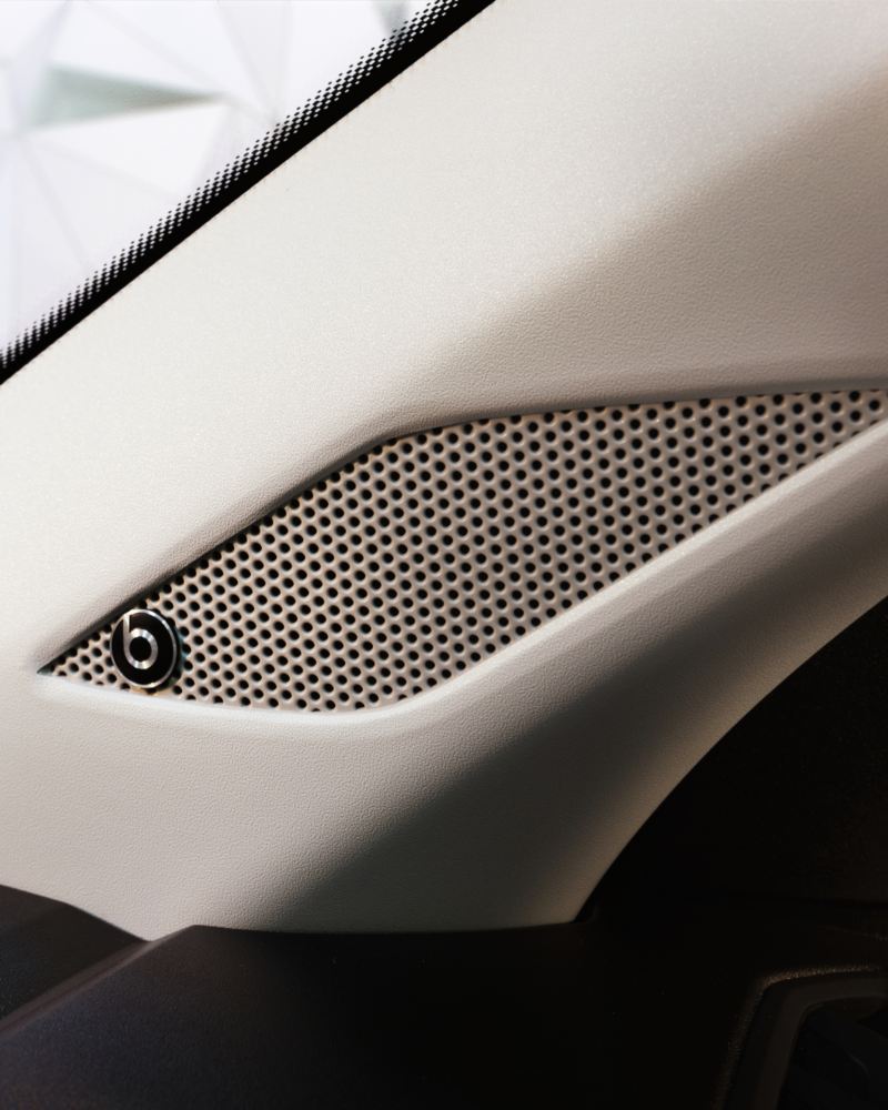 Detalle de un altavoz del sistema de sonido Beats en un Volkswagen T-Cross