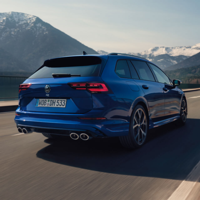 Un Volkswagen Gama R de color azul circulando por carretera