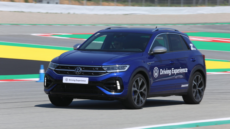 Un Volkswagen circulando por el circuito de Montmeló