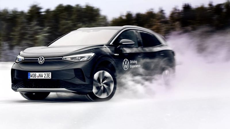 Volkswagen ID.4 negro circulando en la nieve