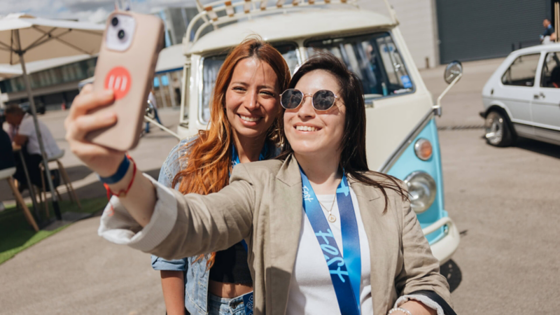 Dos chicas haciendose un selfie delante de un Volkswagen