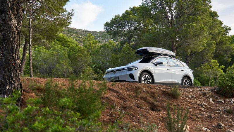 Un SUV de Volkswagen en una carretera de montaña