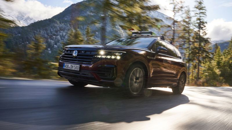 Volkswagen Touareg circulando por una carretera de montaña