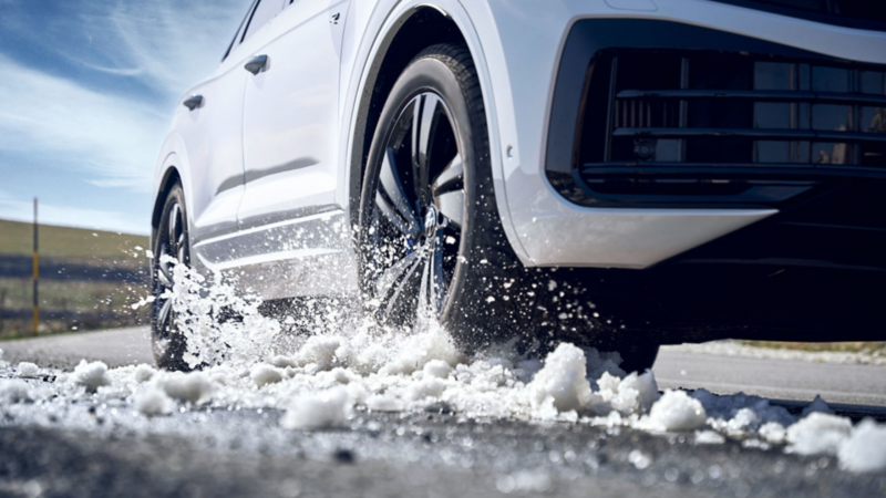 Detalle de las llantas sobre nieve de un Volkswagen