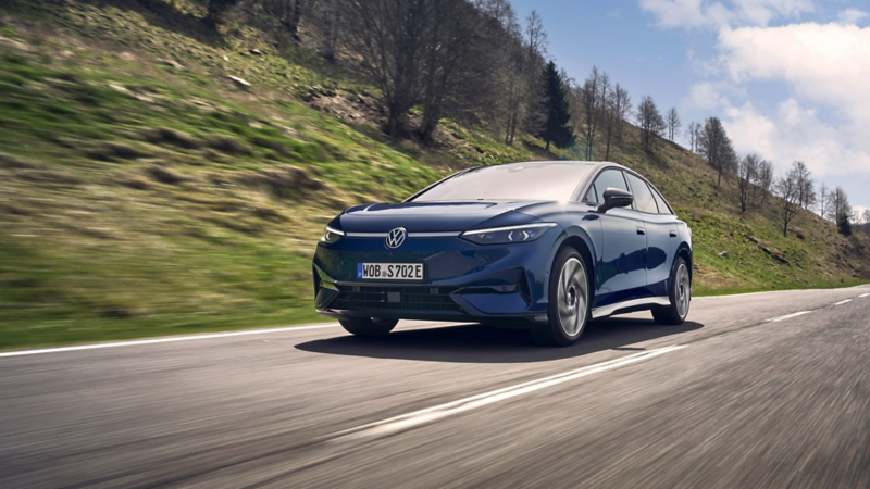 Volkswagen ID.4 azul circulando por una carretera de montaña
