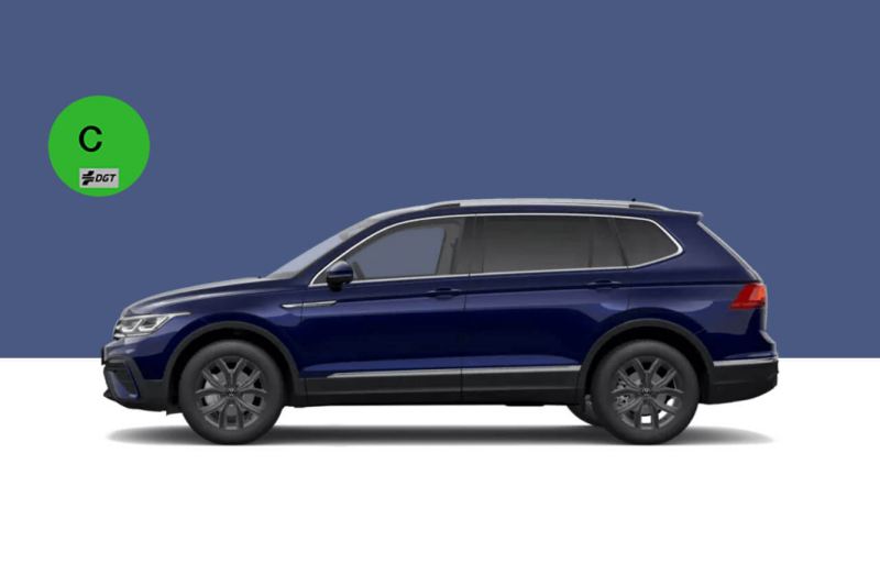 Volkswagen Tiguan Allspace azul oscuro visto de costado con un fondo de color