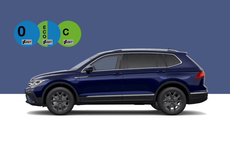 Volkswagen Tayron lila de costado sobre un fondo plano