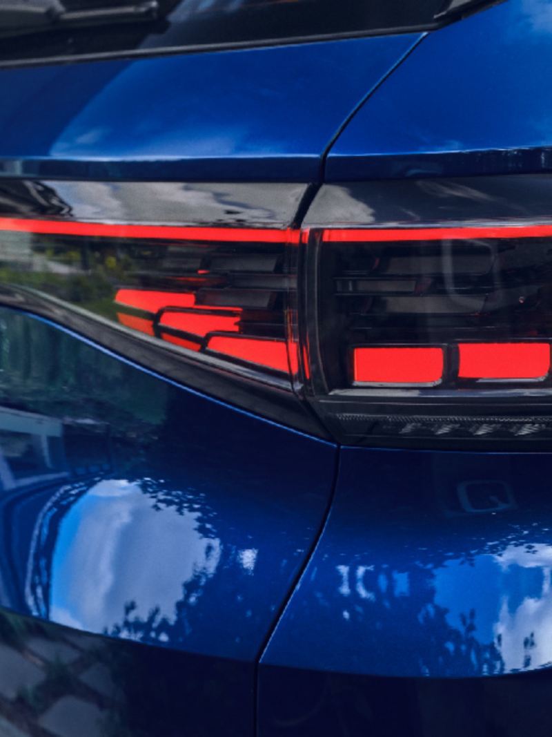 Detalle de un piloto trasero y el logotipo en un Volkswagen ID.4 azul