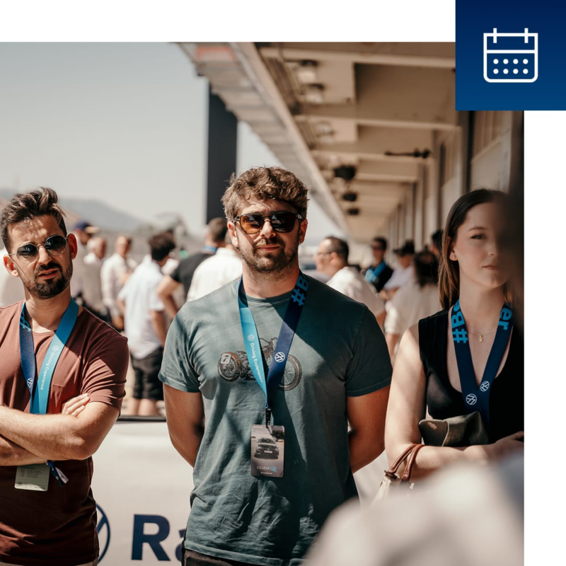 Personas en el Driving Experience con el logo de Calendario