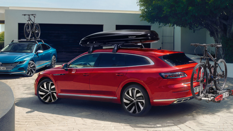 Un Volkswagen Arteon son un baúl en el techo y un portabicicletas, accesorios Volkswagen