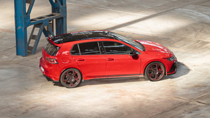 Un Volkswagen Golf GTI rojo en un hangar