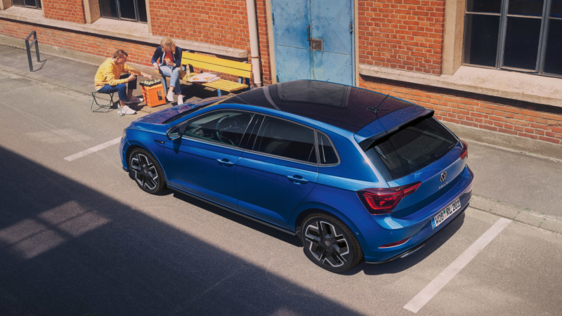 Un Volkswagen polo de color azul oscuro estacionado en la calle
