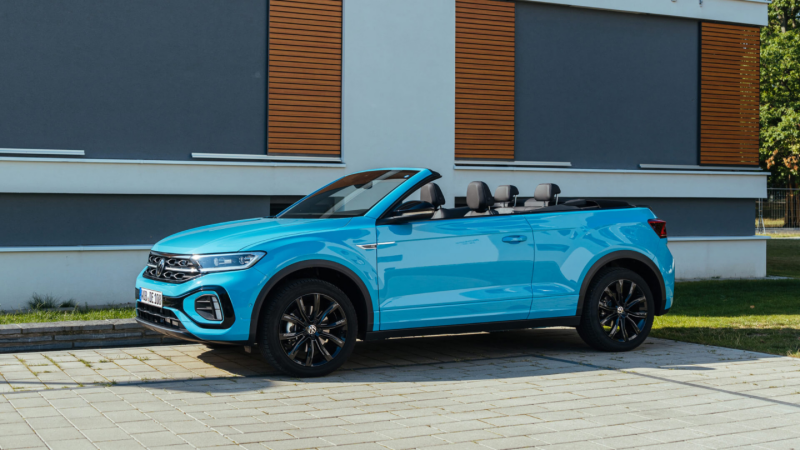 Un Volkswagen T-Roc Cabrio azul estacionado junto una casa